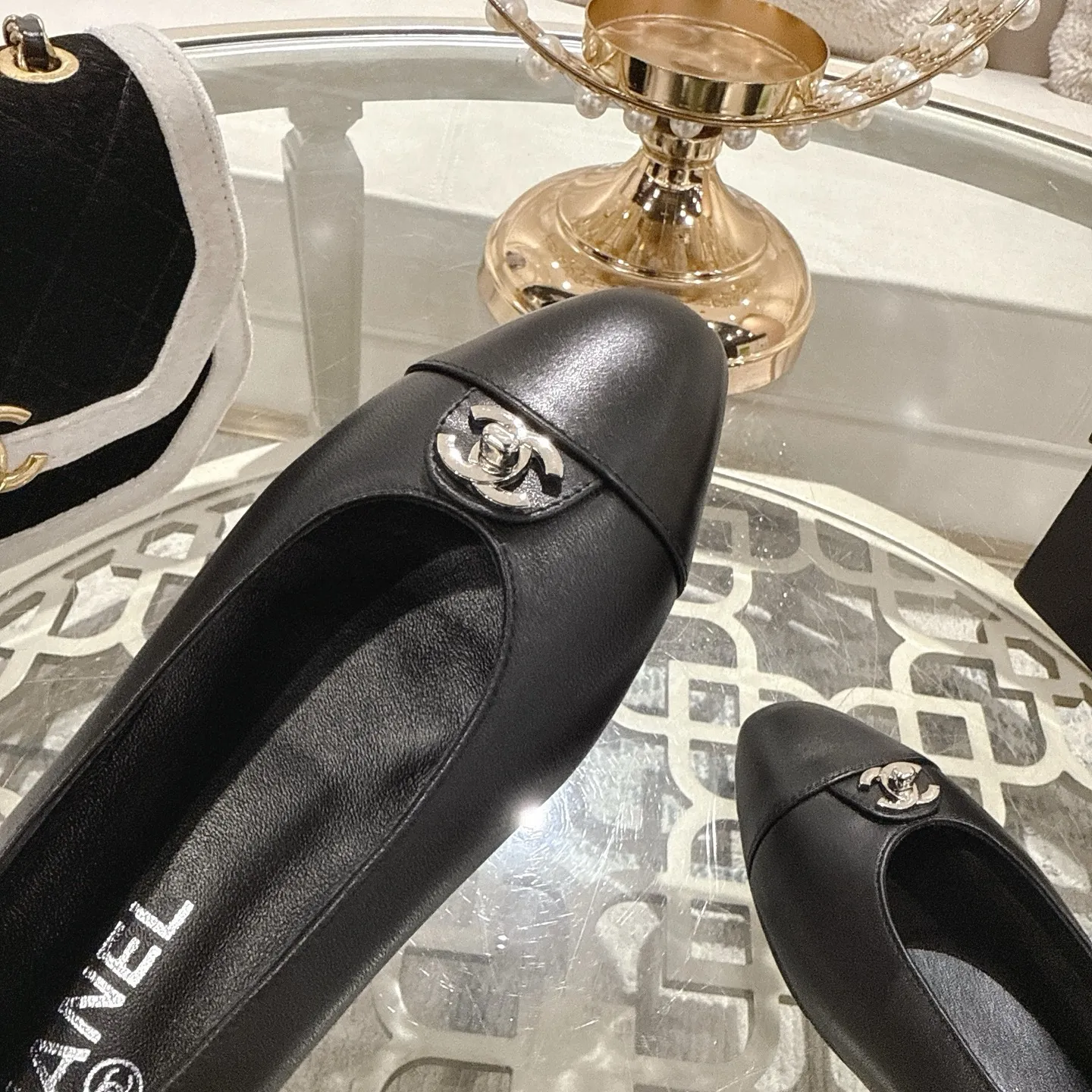 👟👟Ex-factory price 560👟👟Chanel 2025SS Spring and Summer New Double C Button Mary Jane🆕 Xiaoxiang𝐂Jia's beautiful Mary Jane shoes are so sweet that they are so beautiful that they are so beautiful. The round square toe design is cute and cute ~ metal/button logo. The appearance is super online. When you wear it, you will feel like a wealthy daughter. I thought it looks good. Only when I put it on my feet do I know how easy it is to wear ~ Upper: Customized lambskin Lining: Sheepskin Outsole: Genuine leather outsole imported from Italy Size: 35-42 (40.41.42 customization is non-refundable) Packaging: The latest gift box packaging at the counter